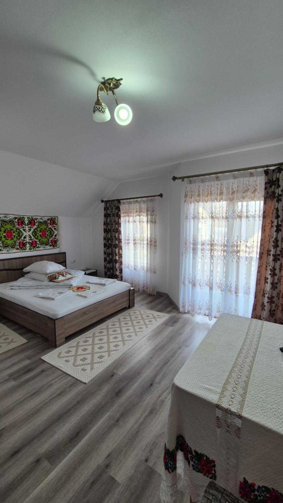 Casa Pintea De Sub Coasta Privatunterkunft